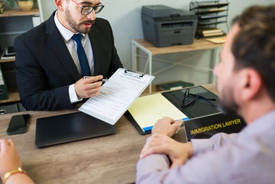 ¿Cómo afecta la suspensión de trámites migratorios a los hispanos?, Trump immigration processing pause affects Hispanics