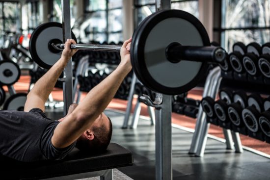Muere hombre, Barra cae sobre pecho, Brasil MundoNOW