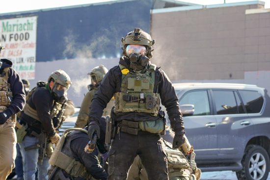 Agentes federales bajo la lupa tras tiroteo en Mineápolis