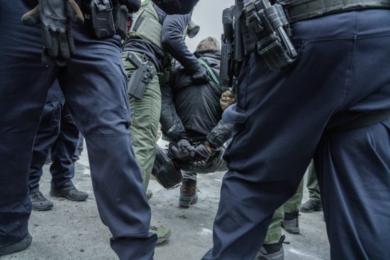 Jueza ordena limitar detenciones de ICE