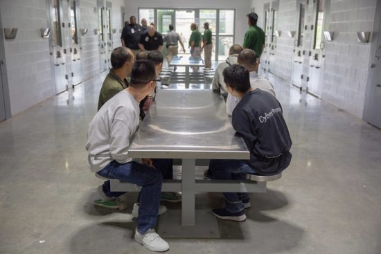 ICE impulsa megacentro de detención