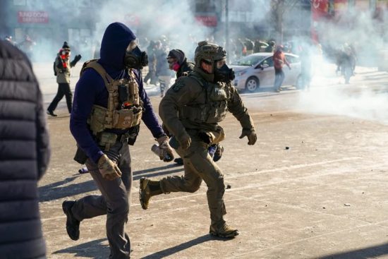 Librero de Minneapolis enfrenta a ICE y se vuelve viral