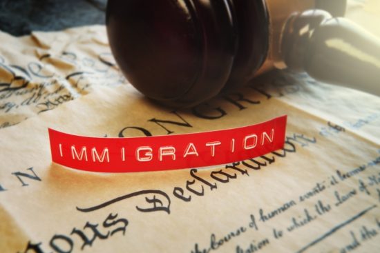 Abogado estafó a inmigrantes