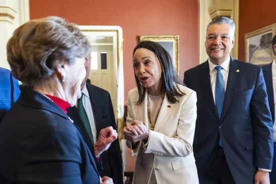 Machado, entrega medalla, Nobel MundoNOW