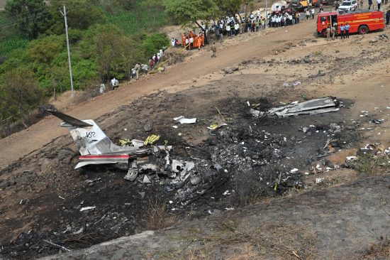 TRAGEDIA EN LA INDIA: Así quedaron los restos del jet privado tras el accidente en Baramati donde perdió la vida el viceprimer ministro de Maharashtra, Ajit Pawar. El reporte oficial confirma un total de cinco víctimas mortales, in