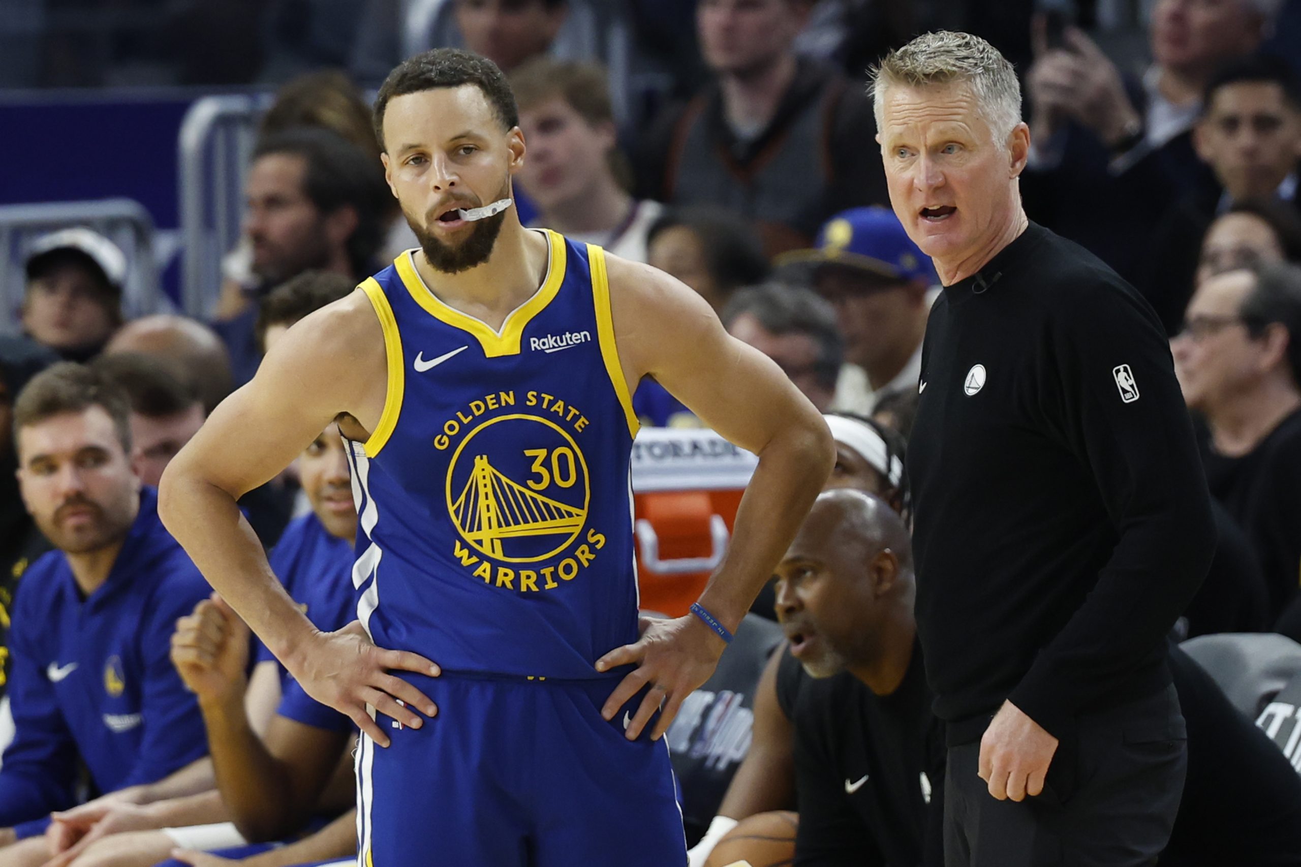 Camiseta de Stephen Curry se vende por 2.45 millones de dólares