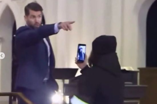 Protesta irrumpe en iglesia, ICE, Minnesota MundoNOW, ICE church protest sparks federal investigation