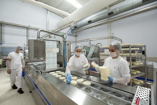 Trabajadora muere enganchada a máquina