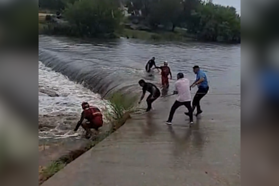 motociclista, río, rescate, autoridades