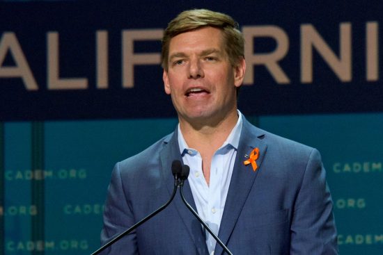 Swalwell desafía a ICE, Licencias, disputa, California MundoNOW, Swalwell warning to ICE