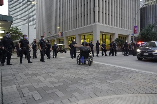 Niño ecuatoriano detenido provoca protesta en Texas