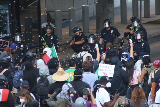 Protesta contra ICE en Los Ángeles escala tensión
