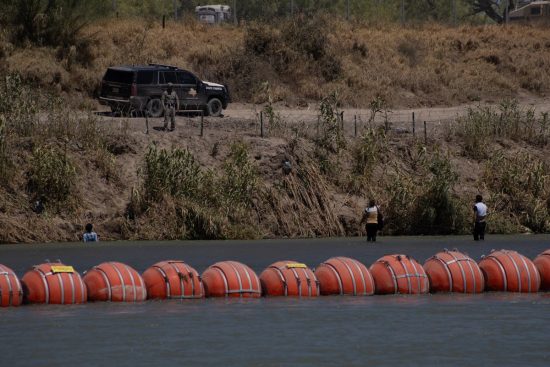 Así son las barreras flotantes que EE.UU. instaló en el río Bravo