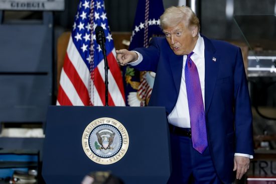 Trump ordena abrir archivos que estuvieron décadas bajo secreto