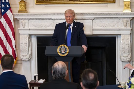 Trump insinúa posible acción militar limitada contra Irán en intento de presión nuclear