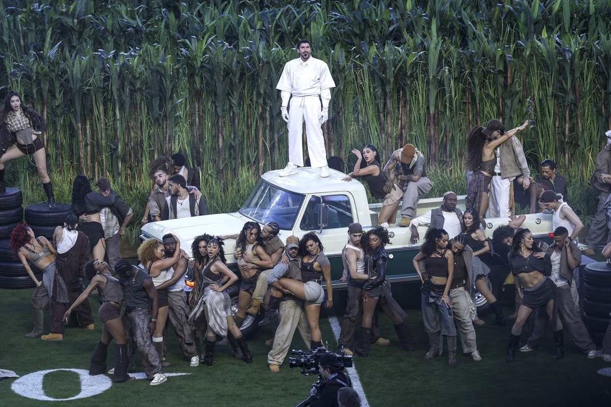 Bad Bunny envía mensaje proinmigrante con “Nuevayol”, Bad Bunny Super Bowl immigration message