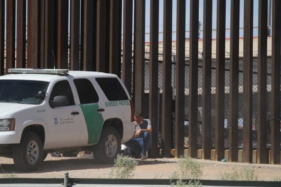 Migrantes disfrazados de obreros intentan cruzar en El Paso