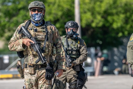 Video muestra a alguacil pateando a un perro en Memphis