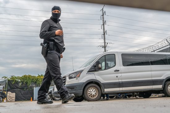 Falso agente de ICE irrumpe en McDonald’s y ataca al gerente