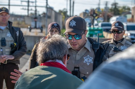 ICE lanza gas pimienta a hombre de 80 años