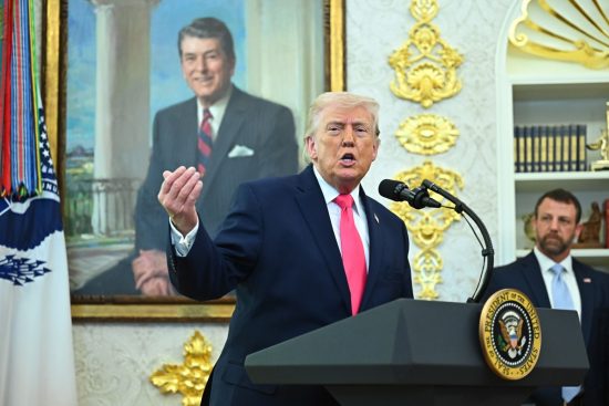 Donald Trump usa voto por correo mientras impulsa restricciones electorales