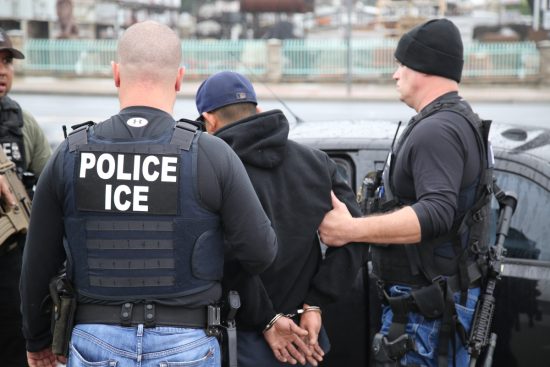 ICE detiene a padre tras dejar a sus hijos en la escuela