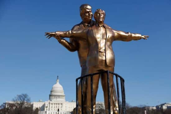 Estatua, Trump, Epstein, MundoNOW, Trump Epstein statue Washington