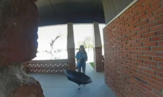 ¡ESCALOFRIANTE! Cámara capta voz inexplicable en casa vacía de Texas