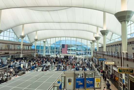Cierre del gobierno provoca largas filas en aeropuertos