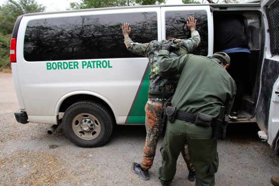 Detención de 24 migrantes en Texas en rancho