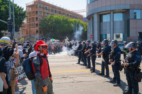 Protesta con objetos simbólicos contra ICE