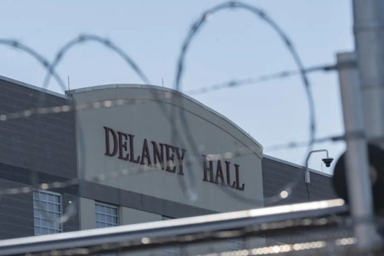 Delaney Hall bajo presión por denuncias y protestas