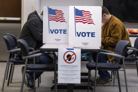 Trump reacciona a fallo que bloquea nuevo mapa electoral en Virginia