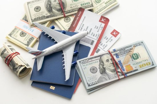 cuánto dinero en efectivo puedes llevar en un avion