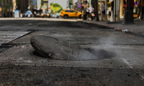 mujer, cae, alcantarilla, nueva, york, accidente, muerte