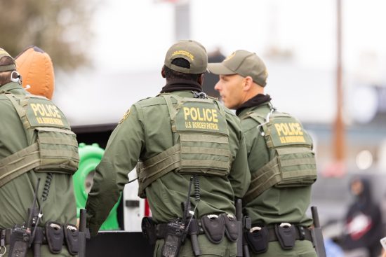 Encuentran a 42 migrantes encerrados en tráiler en Texas
