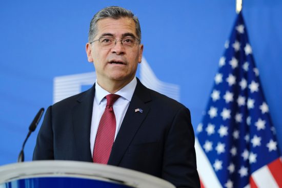 Xavier Becerra lidera carrera electoral