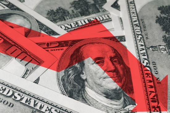 el dólar pierde algo de fuerza