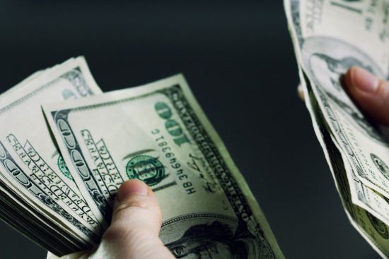 el dólar retrocede levemente en méxico