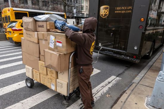sueldo de repartidor UPS, UPS Driver Salary Surprises Viewers and Goes Viral on TikTok