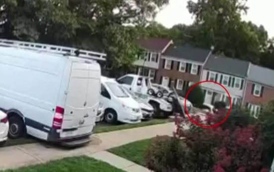 Persecución de ICE termina con camioneta contra una casa