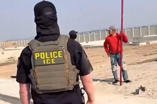 Agentes de ICE llegan e interrogan a un ciudadano en una obra de construcción