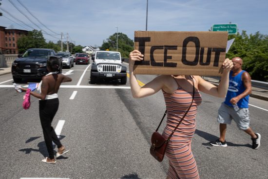 Agente de ICE desata indignación tras rociar gas pimienta