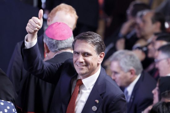 Todd Blanche supera una ajustada votación en el Senado